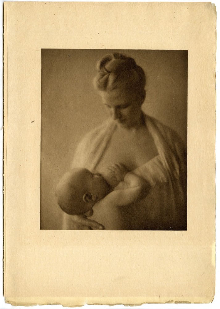 Alvin Langdon Coburn “Mother and Child A Study” 1904 Camera Work VI Photogravure