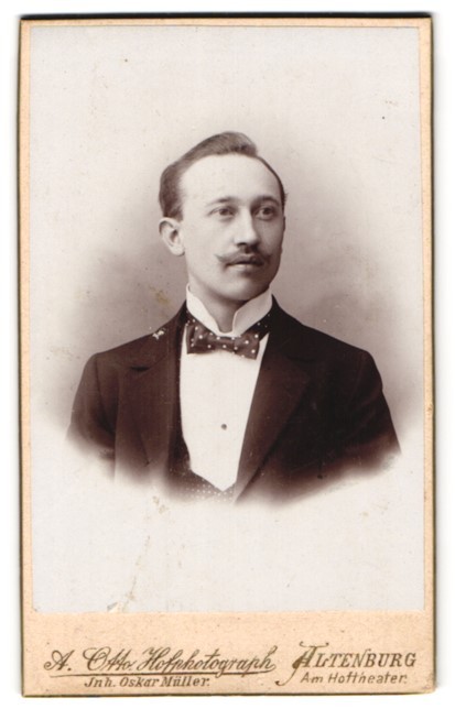 Photograph A. Otto, Altenburg, at the Court Theatre, portrait of an elegant gentleman with