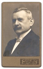 Photograph Heinrich Wolf, Perchtoldsdorf, Hochstrasse 1, coat of arms and fair medal