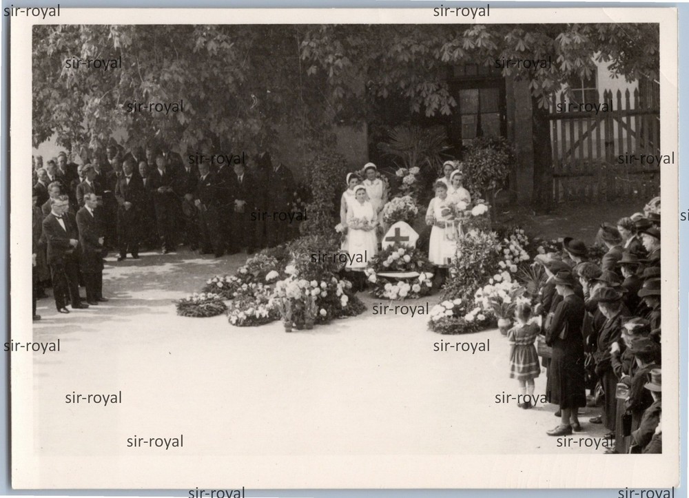 Nurses next to coffin at funeral 1950 – Photo 10x7cm