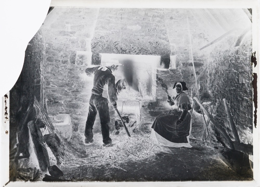 Glass negative, 13×18 cm, peasant man-woman couple. Brittany. France