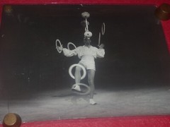 [CIRCUS] LARGE VINTAGE PHOTO / THE JUGGLER Ca 1970 40 X 30 Inches