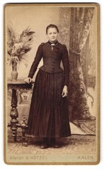 Photograph G. Hötzel, Aalen, portrait of a woman next to an ornate table
