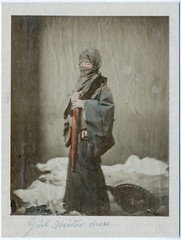 Japanische Dame in Winterkleidung. Kolorierte Orig.-Albumin-Photographie um 1880