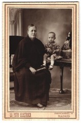 Photography Madrid, Fuencarral 10, woman with toddler on table