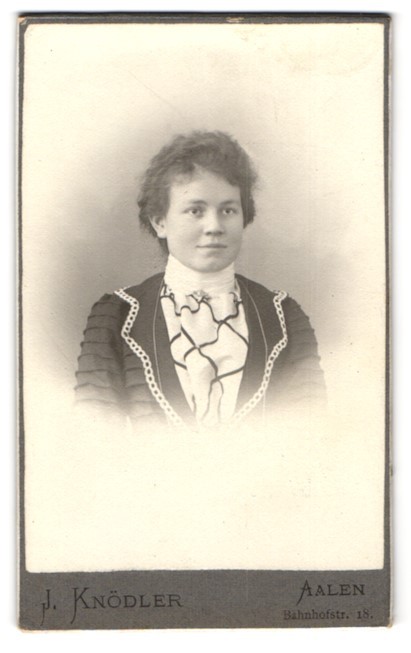 Photograph J. Knödler, Aalen, Bahnhofstraße 18, young woman with elegant lace