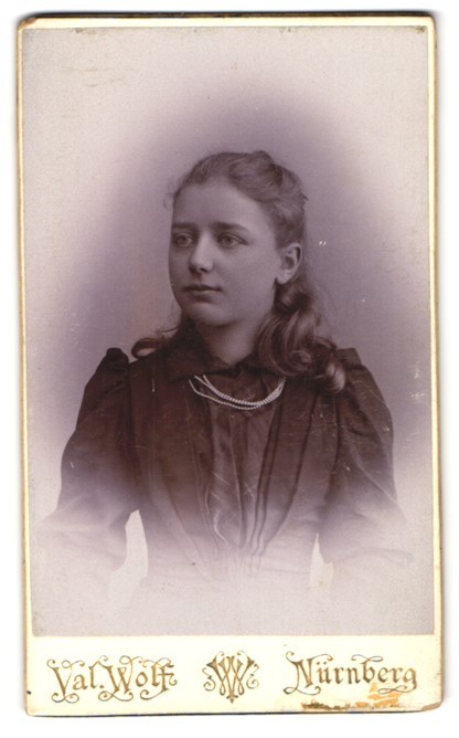 Photograph Valentin Wolf, Nuremberg, Breitegasse 97, portrait of a young woman