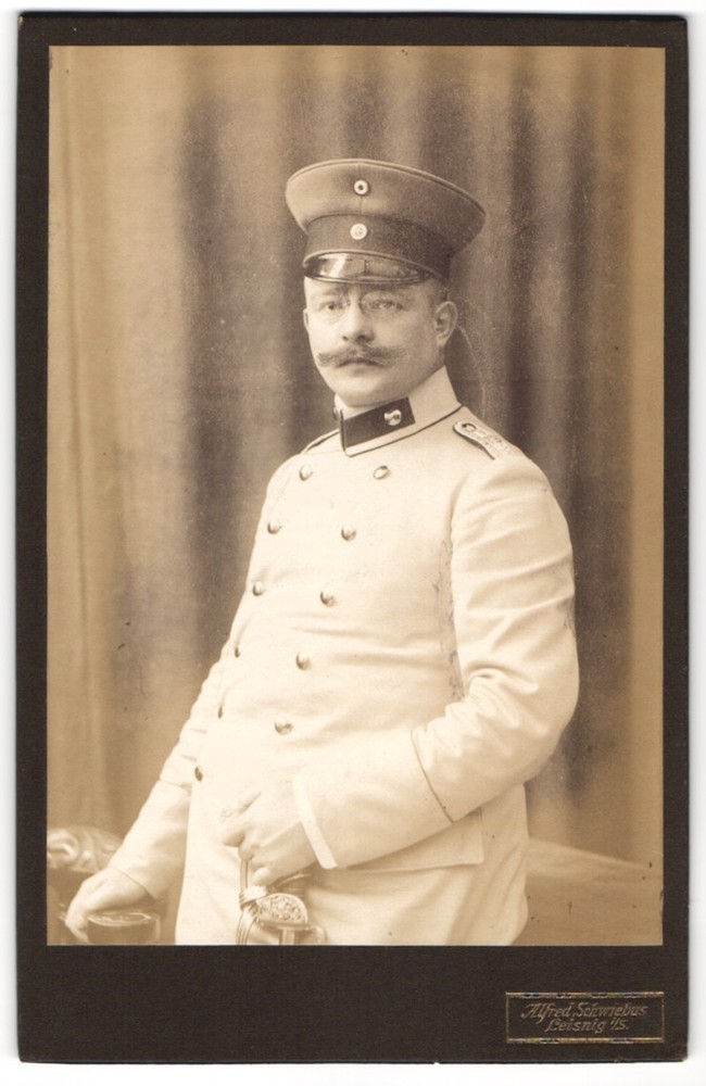 Photograph Alfred Schwiebus, Leisnig I. S., Lieutenant in Rgt. 17 in uniform, Sch