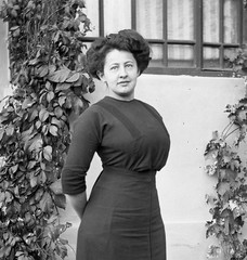 larger size glass negative! amazing sexy chubby woman dreaming in garden, 1920’s