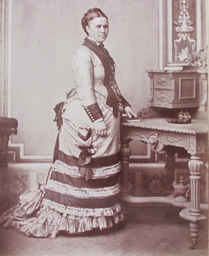 Private Photo from Collection CDV approx. 1910 Dream Photo Magnificent Woman in Elegant Dress Nobility?