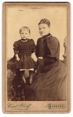 Photograph Carl Wolf, Harburg, Gurbourgeois mother with cute daughter in