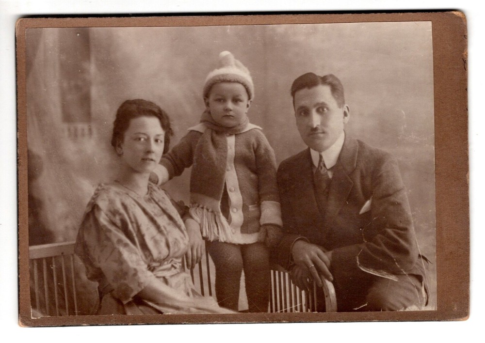Cabinet Photo Family with Child Circa 1920 Fashion 1920s Vintage Winter CAB