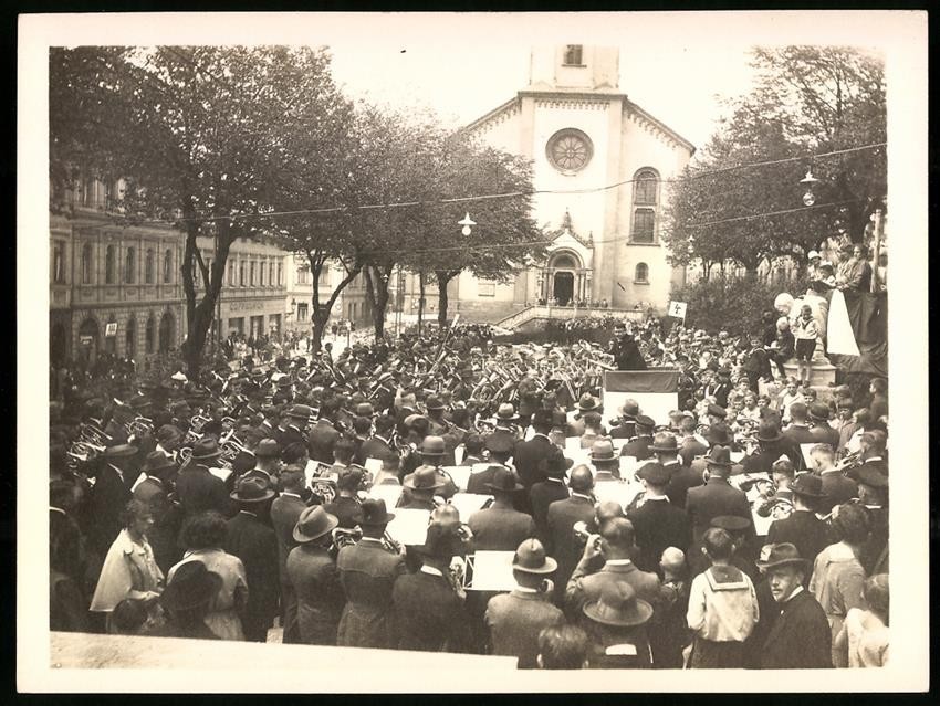 Photograph Markneukirchen, St. Nicolai, concert and crowd, large format 1