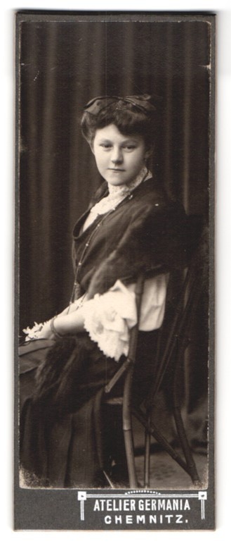 Photography studio Germania, Chemnitz, Zwickauerstr. 2, portrait young woman in