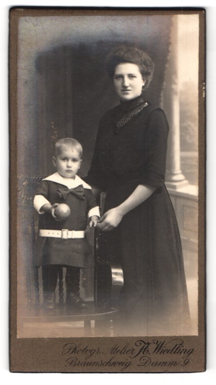 Photograph H. Wiedling, Braunschweig, Damm 9, woman with child CDV/Cabinet Photo