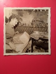 Altes Foto antik Frau beim Geschenk auspacken Mode Fashion Woman gift old Photo