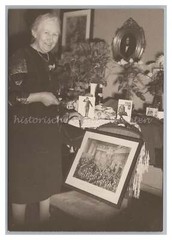 Frau vor Geburtstagstisch 1965 PNIN Roman Vladimir Nabokov Charlie Chaplin Foto