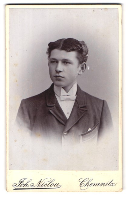Photograph Joh. Niclou, Chemnitz, König-Strasse 5, portrait young man in suit