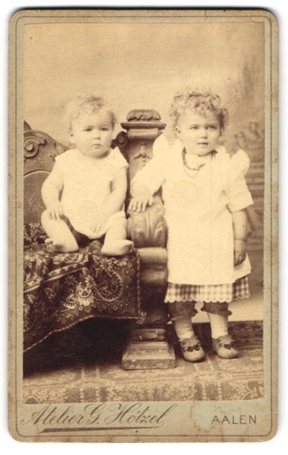 Photograph G. Hölzel, Aalen, two small children on decorative chair