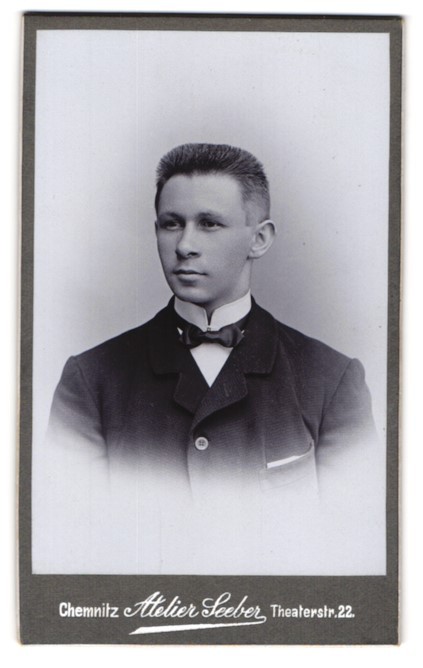 Photography Seeber, Chemnitz, Theaterstr. 22, Portrait Young Man with Brushha