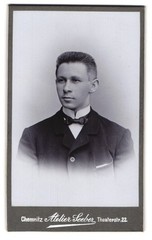 Photography Seeber, Chemnitz, Theaterstr. 22, Portrait Young Man with Brushha