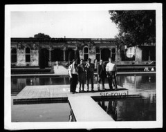 Lahore in Pakistan 1959 – Men Posing by Pond – 1950s – Photo 9x7cm
