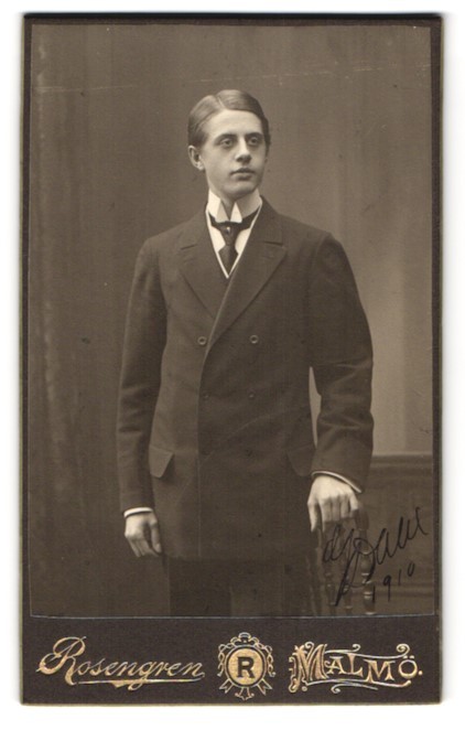 Photograph Hj. Rosengren, Malmö, Södergatan 14, young man in suit with tie