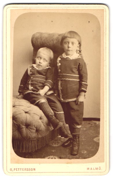 Photograph O. Pettersson, Malmö, young boy with pot haircut next to his