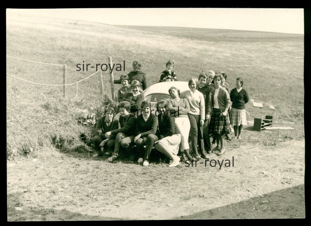 Group of girls leaning on VW Beetle – 1960s car motor vehicle vintage – photo 10x7cm