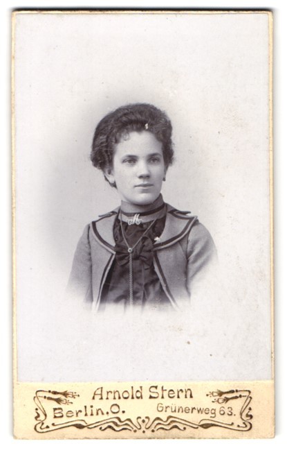 Photograph Arnold Stern, Berlin, Grünerweg 63, portrait of a young woman