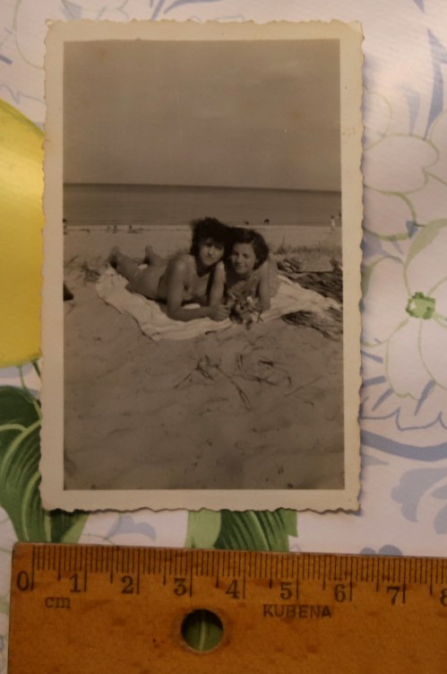 Photo Baltic Sea GDR Sellin 1951 woman girl bikini lying vintage AS