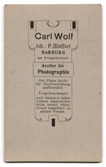 Photograph Carl Wolf, Harburg, at the war memorial, mother with child