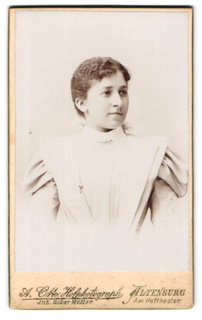Photograph A. Otto, Altenburg, at the court theatre, portrait of a young woman