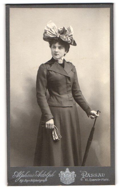 Photograph Alphons Adolph, Passau, young lady Martha in dark dress with Schle