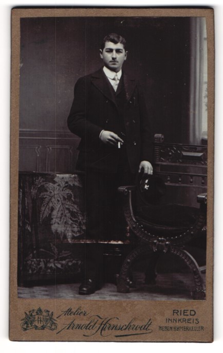 Photograph Arnold Hirnschrodt, Ried, commoner in dark suit with hat