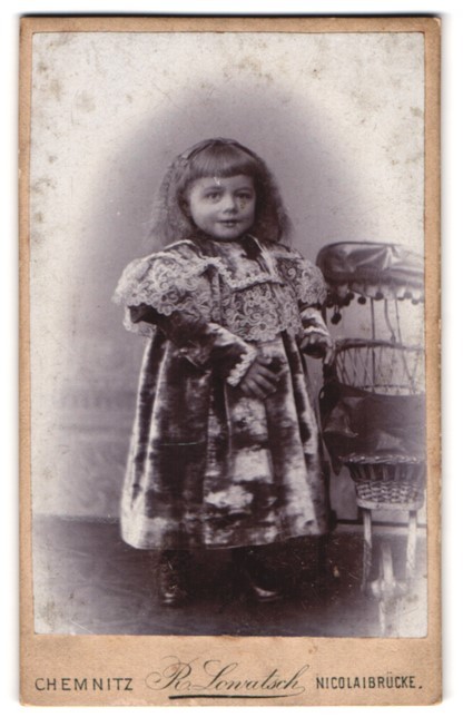 Photograph R. Lowatsch, Chemnitz, Nicolaibrücke, little girl in embroidered