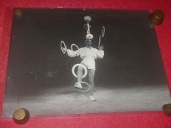 [CIRCUS] LARGE VINTAGE PHOTO / THE JUGGLER Ca 1970 40 X 30 Inches