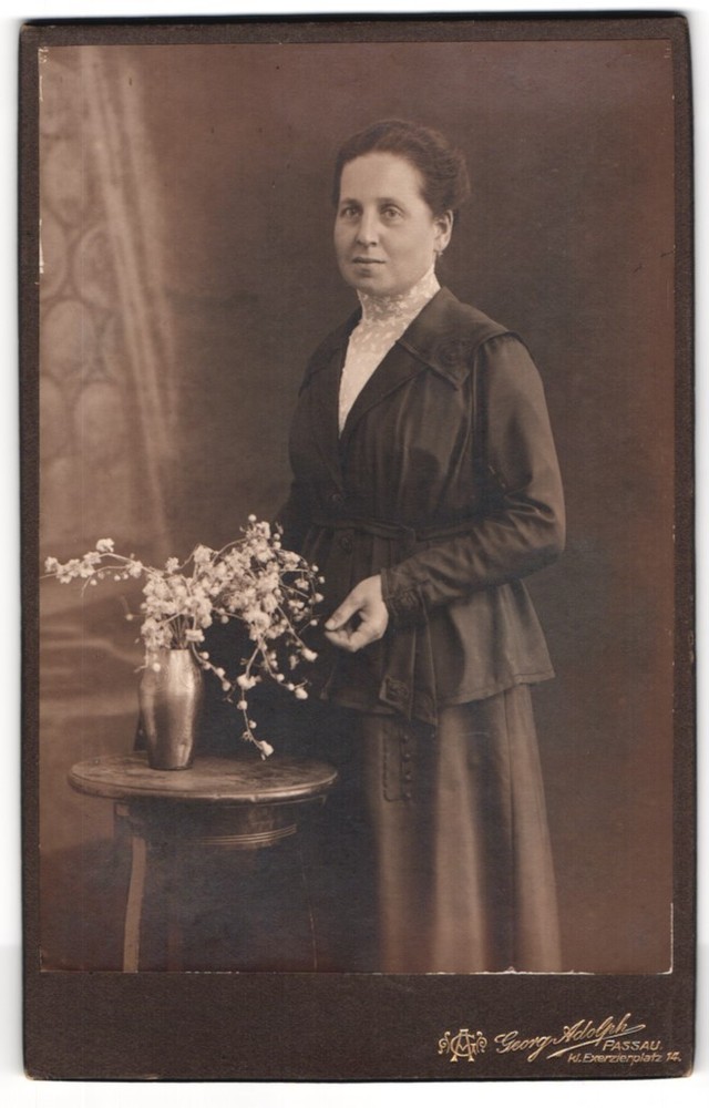 Photograph Georg Adolph, Passau, class parade ground 14, common lady standing a